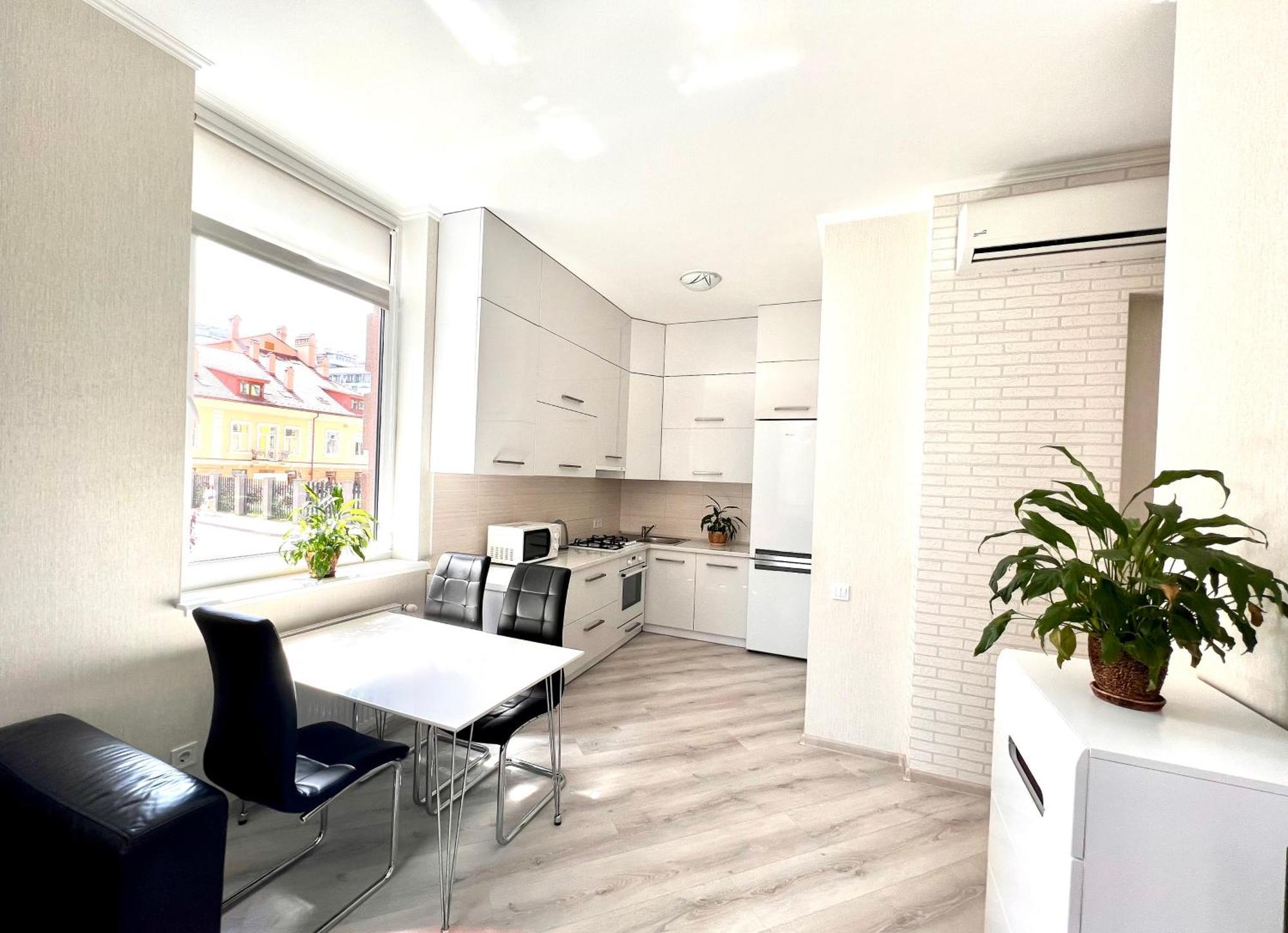 Osapart Beautiful Apartment In A Complex Semycvit Leópolis Exterior foto